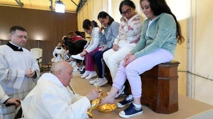 Papa Franciscus, kadın mahkumların ayağını yıkadı