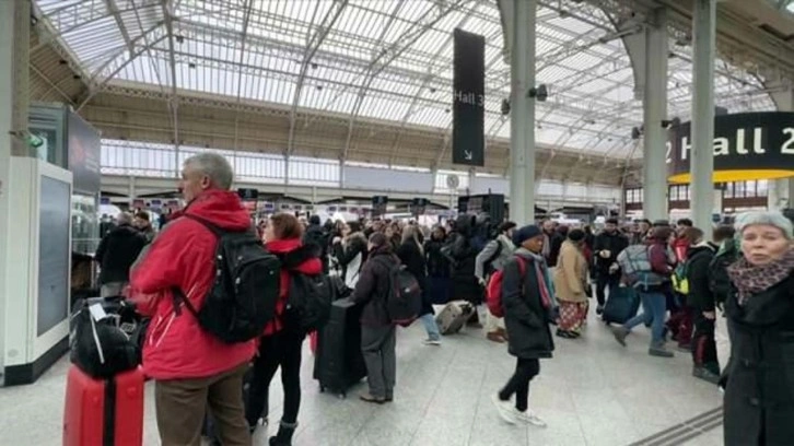 Paris'te tren istasyonunda bıçaklı saldırı: 3 yaralı