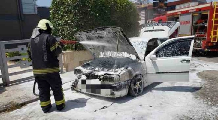 Park halindeki otomobil çıkan yangında kullanılamaz hale geldi