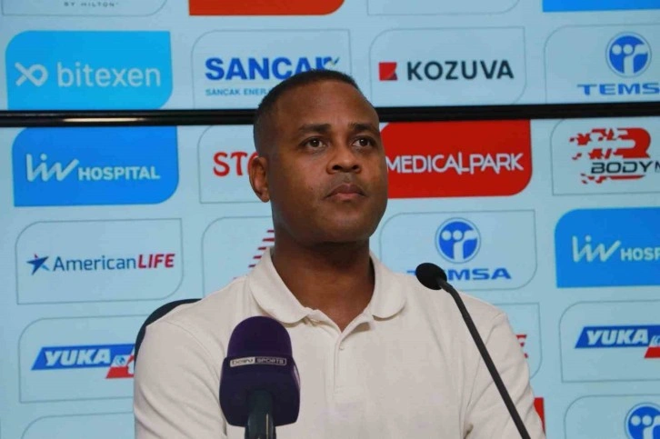 Patrick Kluivert: "Balotelli kendisini ılık bir suyun içerisinde buldu"