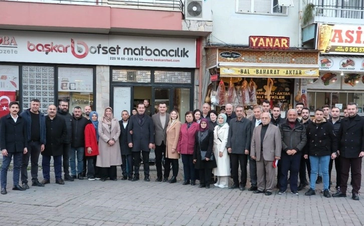 Pehlivan, tarihi çarşıda esnafla buluştu