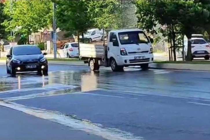 Pendik’te su borusu patladı, krizi fırsata çeviren sürücüler arabalarını yıkadı