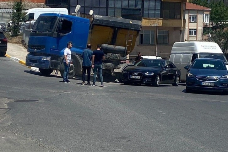 Pendik'te yol tartışmasında el frenini çekmeyi unutunca kaza yaşandı