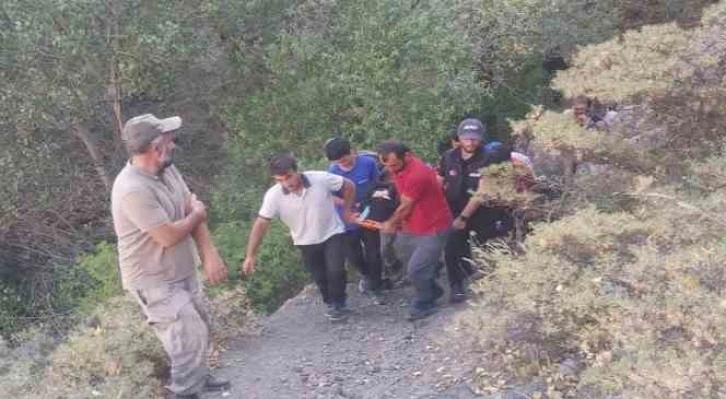 Piknikte ayağı kırılan kadını AFAD ve UMKE 2 kilometre sedyeyle taşıdı