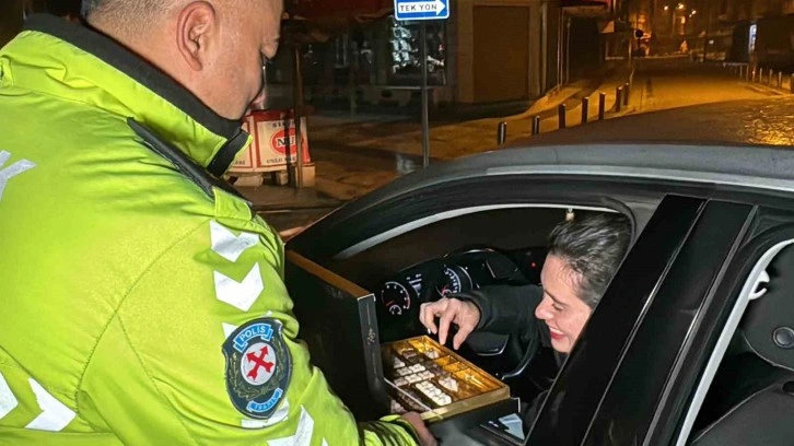 Polis bu sefer çikolata dağıttı