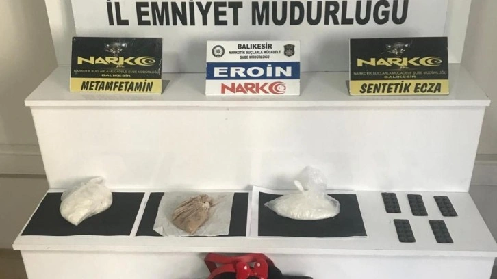 Polis ekipleri durdurdukları araçtaki çantaya sonradan yapıştırılmış oyuncağı çekince...