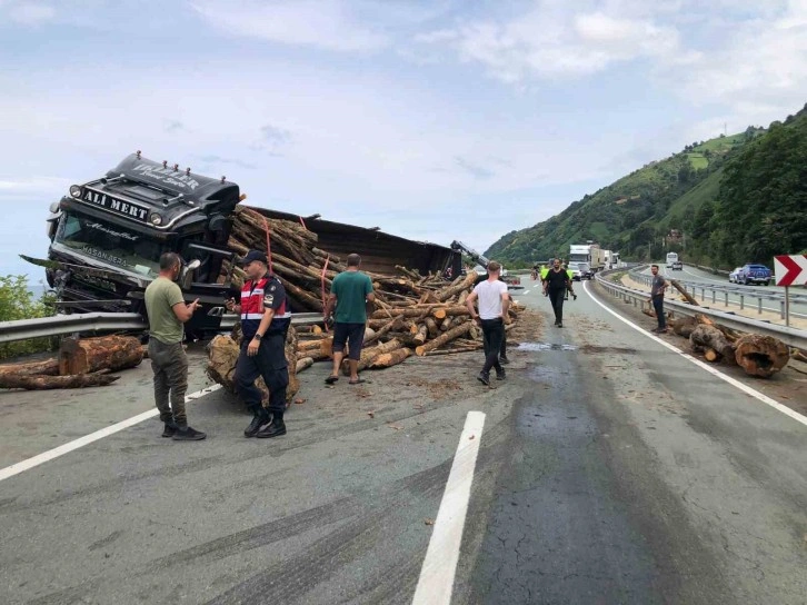 Rize’de odun yüklü tır yola devrildi: 2 yaralı