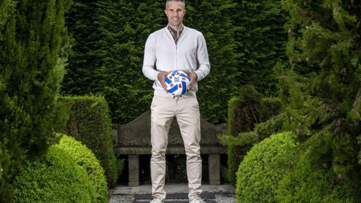 Robin van Persie yeni takımına imzayı attı