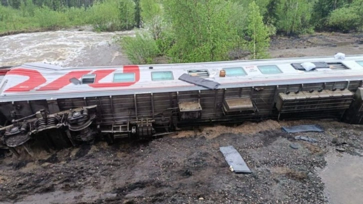 Rusya'da yolcu treni raydan çıktı: 50 yaralı