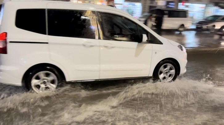 Sağanak yağış sonrası caddeler göle döndü, araçlar adeta suda yüzdü