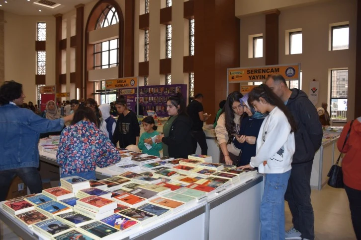 ŞAHİNBEY BELEDİYESİ GAZİANTEPLİ’LERİ SEVDİKLERİ KİTAPLAR VE YAZARLARLA BULUŞTURUYOR   