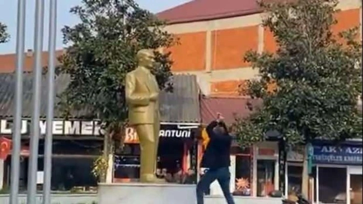 Sakarya'da Atatürk heykeline balyozlu saldırı!