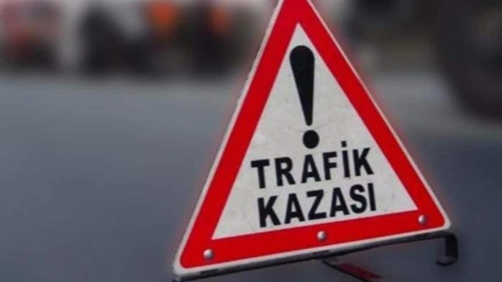 Sakarya'da hafif ticari araç minibüse çarptı, 5 kişi yaralandı