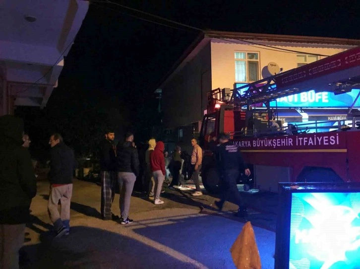 Sakarya’da korkutan yangın: Odunluk alev topuna döndü, mahalleli sokağa döküldü