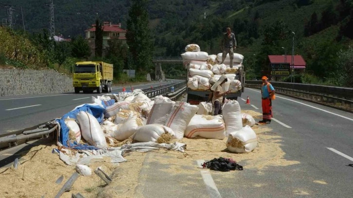 Saman yüklü kamyon yola devrildi: 1 yaralı