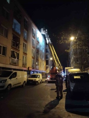 Sancaktepe’de bir binada yoğun dumana maruz kalan vatandaşları itfaiye kurtardı