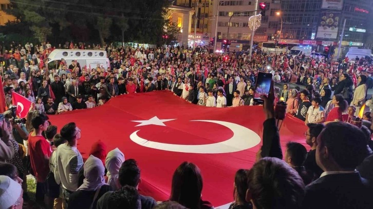 Şanlıurfa’da fener alayı yürüyüşü renkli görüntülere sahne oldu