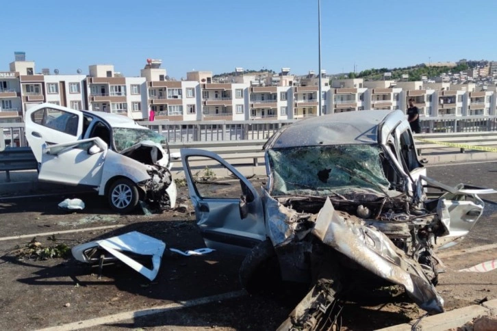 Şanlıurfa'da hafif ticari araç ile otomobil çarpıştı: 5 yaralı