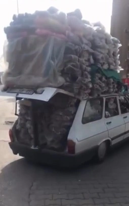 Şanlıurfa’da otomobil taşıdığı yükle kamyonetlere kafa tuttu