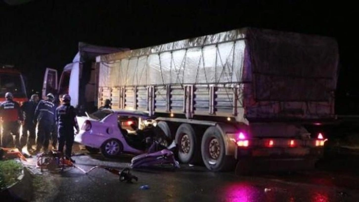 Şanlıurfa'da, TIR'ın altına giren otomobilde ölen 3 genç, toprağa verildi