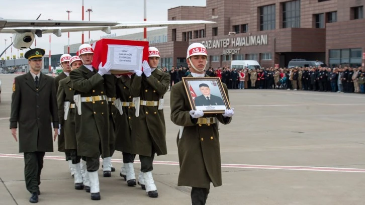 Şehidimiz Gaziantep Havalimanında dualarla karşılandı.