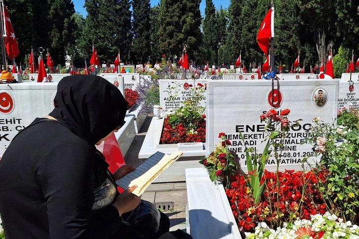 Şehit yakınları bayramın ilk gününde Edirnekapı Şehitliği’ni ziyaret etti