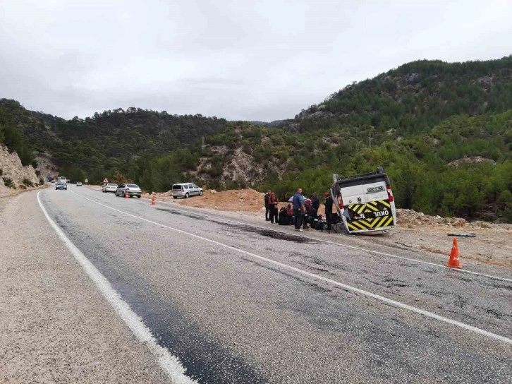 Seydikemer’de servis aracı devrildi: 9 yaralı