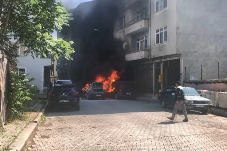 Seyir halindeki otomobil alev alev yandı