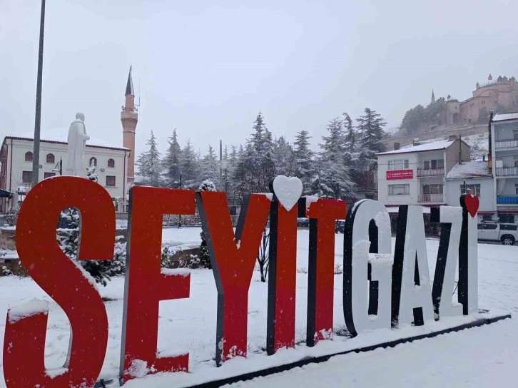 Seyitgazi’de kar yağışı sevinçle karşılandı