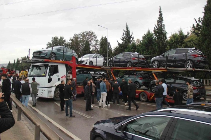 Sıfır araçların yüklü olduğu tır makaslama yaptı