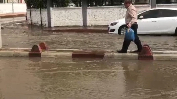 Siirt’te sağanak yağış! Cadde ve sokaklar suyla doldu