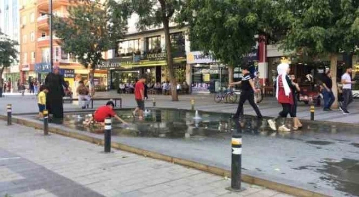 Siirt’te sıcaktan bunalan çocuklar fıskiyelerle serinledi