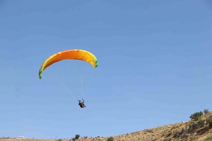 Siirt’te Türkiye yamaç paraşütü hedef şampiyonası 2. etap yarışması başladı