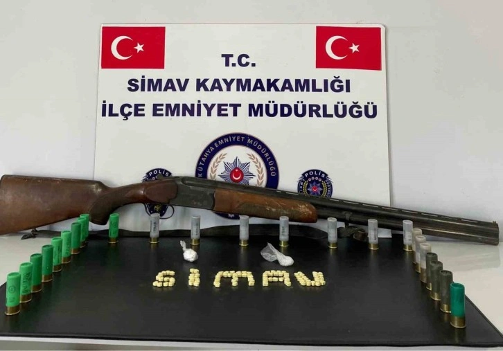 Simav’da durdurulan araçta ruhsatsız av tüfeği ve uyuşturucu ele geçirildi