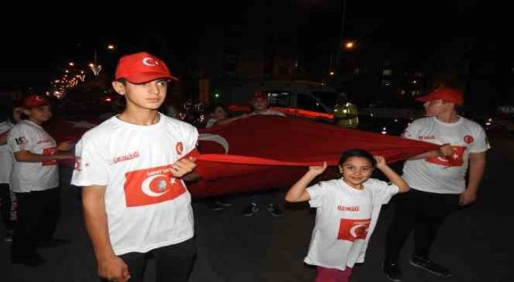 Sınırın sıfır noktası Kilis’te ’15 Temmuz’ kortej yürüyüşü yapıldı