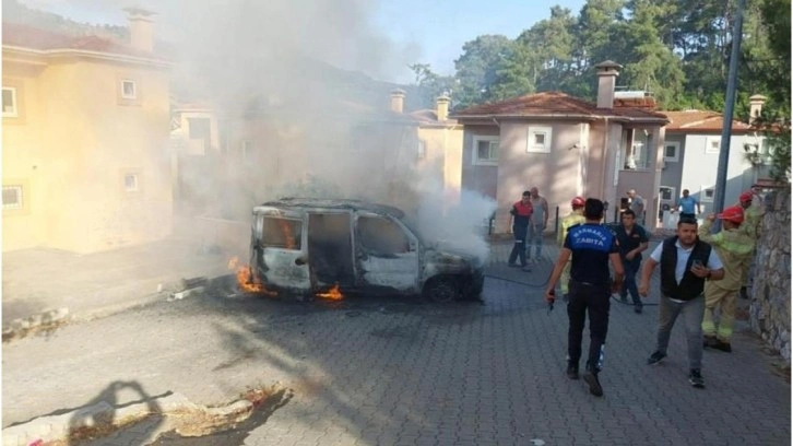 Sinirlenince gözü döndü: Araçlarını ve evini ateşe verdi