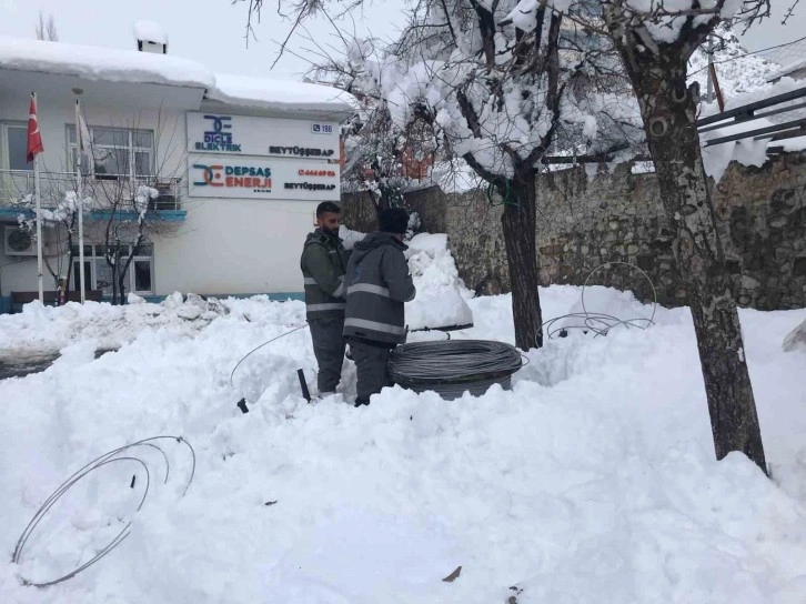 Şırnak’ta enerji şirketi ekipleri karlı yolları aşıp elektrik arızalarını gideriyor