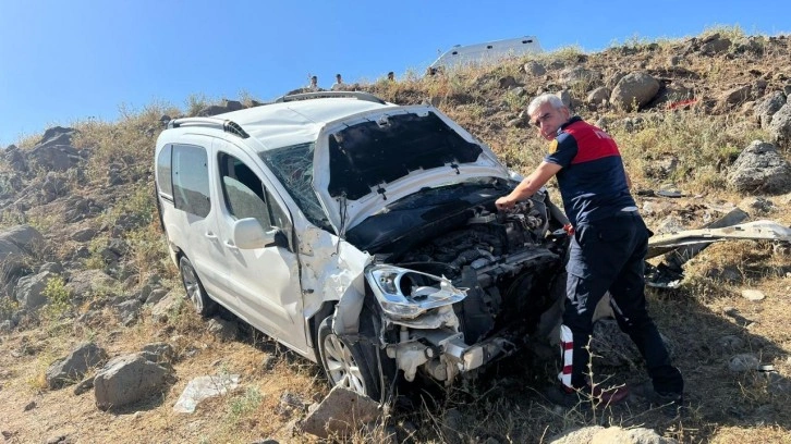 Şırnak’ta hafif ticari araç, şarampole yuvarlandı: 1'i ağır 5 yaralı