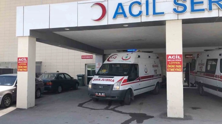 Sislenen yolda araç gişe bariyerlerine çarptı: 1’i ağır 2 yaralı