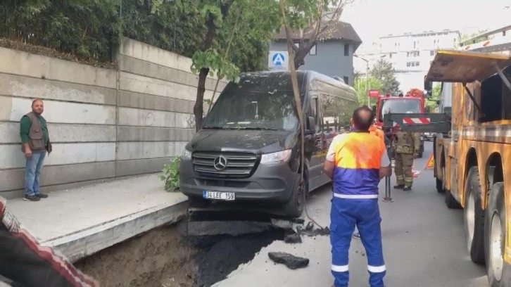 Şişli'de yol çöktü! Çukura düşen araçlar güçlükle çıkarıldı