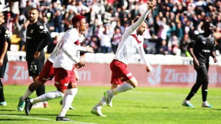 Sivasspor evinde Pendikspor'a acımadı!