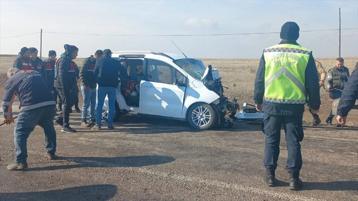 Sivas'ta acı olay! Seyir halindeki otomobiller kafa kafaya çarpıştı: 1 ölü bir yaralı