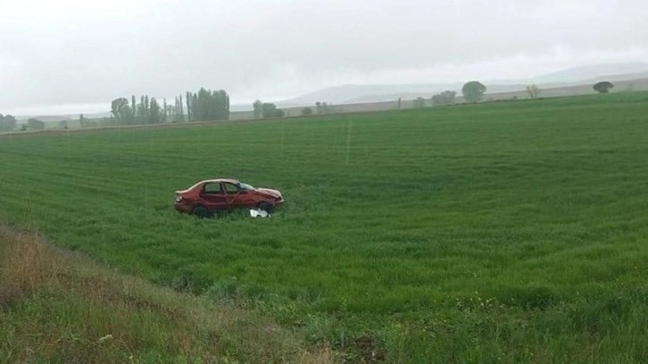 Sivas'ta otomobil şarampole devrildi: 2 ölü, 5 yaralı