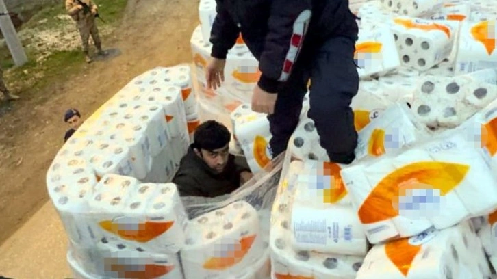 Şoke eden görüntü. TIR’ın dorsesindeki kağıt havlular arasından 39 göçmen çıktı