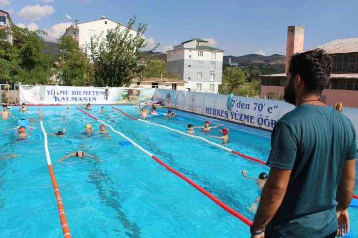 Solhan’da 300’ün üzerinde çocuk yüzme öğrendi