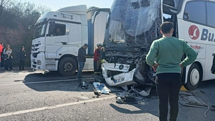 Son Dakika... TEM’de yolcu otobüsünün de karıştığı zincirleme kaza! Ankara yönü ulaşıma kapandı