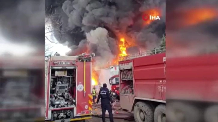 Son Dakika....Kocaeli'nde büyük fabrika yangını. Bölgeye çok sayıda itfaiye ekibi sevk edildi