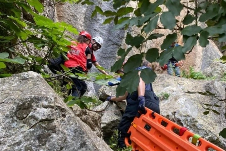 Spil Dağı'na tırmanış yaparken düşen dağcı kurtarıldı