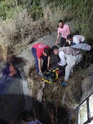 Su tahliye bacasına düşen kişiyi itfaiye ekipleri çıkardı