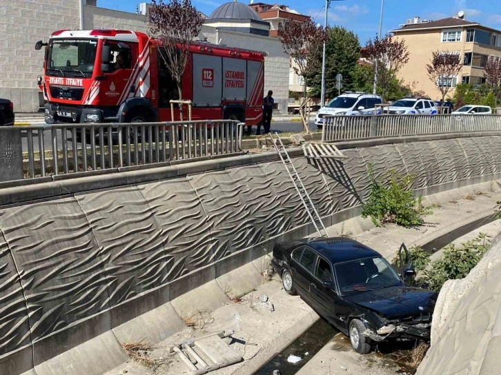 Sultanbeyli’de ehliyetsiz sürücü kanala uçtu